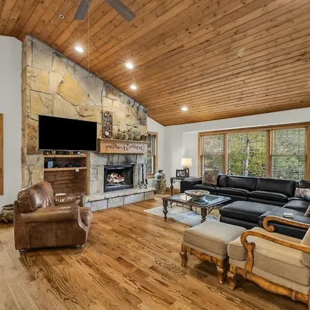 4Br Retreat With Hot Tub And Great Location Vila
